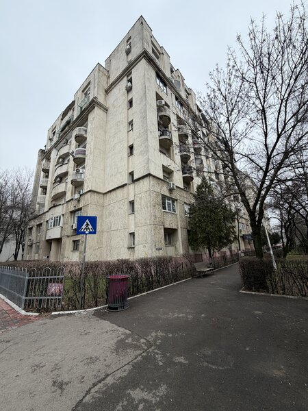 Piata Alba Iulia, Bl. Burebista